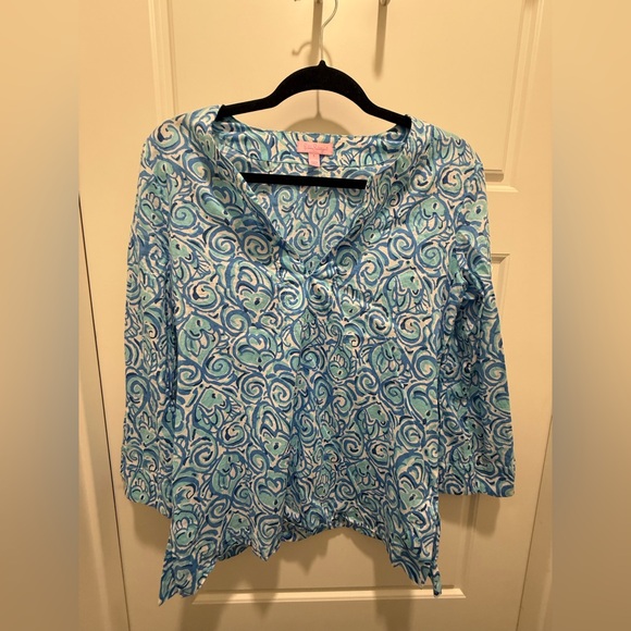 Lilly Pulitzer Amelia Chasing Tail Top.
Blue Fish Cotton V-Neck 3/4. Small - Picture 2 of 5